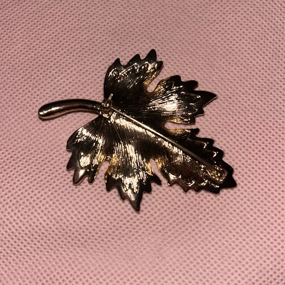 Brooch pin shape of leaf - Picture 3 of 3